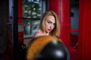 sexy Sport blondes Mädchen Boxsack. fitte Frau Boxen. foto