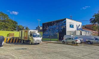 cancun quintana roo mexico 2022 typische straßenautos gebäude und stadtbild von cancun mexiko. foto