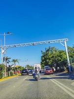 cancun quintana roo mexico 2022 typische straßenautos gebäude und stadtbild von cancun mexiko. foto