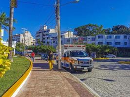 cancun quintana roo mexico 2022 typische straßenautos gebäude und stadtbild von cancun mexiko. foto