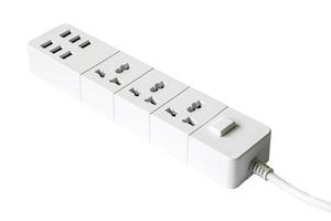 Verlängerungssteckdosenleiste oder Anhängerstecker oder Verlängerungskabel mit 6 USB-Ladeanschlüssen isoliert auf weißem Hintergrund. Beschneidungspfad. foto