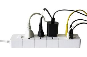 Verlängerungssteckdosenleiste oder Anhängerstecker oder Verlängerungskabel mit 3 elektrischen Steckern und 4 USB-Ladeanschlüssen isoliert auf weißem Hintergrund. foto
