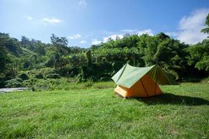 atmosphäre auf dem ban pa mak campingplatz in der provinz prachuap khiri khan, thailand foto