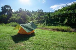 atmosphäre auf dem ban pa mak campingplatz in der provinz prachuap khiri khan, thailand foto