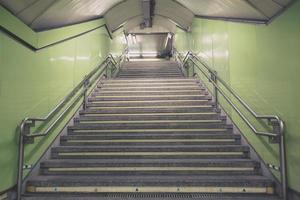 Treppe. U-Bahn-Treppe alt im Inneren abgelegen, Betontreppen in der Stadt, Treppenstufen aus Steingranit, die oft an U-Bahn-Stationen und Sehenswürdigkeiten zu sehen sind, nach oben. architektonische Innenräume unter der Erde. foto