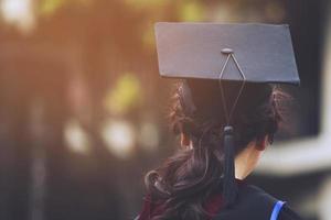 schuss von abschlusshüten während des anfangs erfolgsabsolventen der universität, konzept bildung glückwunsch. Abschlussfeier, gratulierte den Absolventen der Universität während der Aufnahme. foto