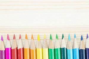 Nahaufnahme Makroaufnahme von Farbstiften Haufen Bleistiftspitzen Diagonale in einem Kreis auf dem Schreibtisch aus Holz. Ideenbildung zurück in die Schule.