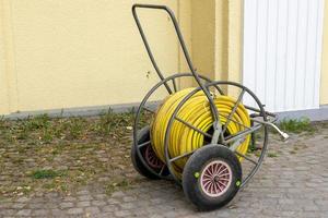 Schlauchwagen vor einem Gebäude foto