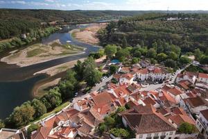 luftdrohnenansicht von constancia im bezirk santarem, portugal foto