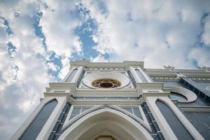 die kathedrale der geburt unserer dame ist eine katholische kirche in der provinz samut songkhram, thailand. Die Kirche ist ein öffentlicher Ort, an dem Menschen mit religiösen Überzeugungen zusammenkommen, um Rituale durchzuführen. foto