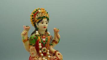 hindu-gott saraswati mata image hd auf weißem hintergrund foto