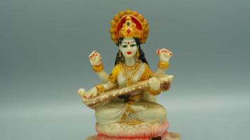 hindu-gott saraswati mata image hd auf weißem hintergrund foto