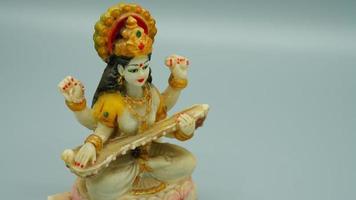 Saraswati-Mata-Bild hd auf weißem Hintergrund foto