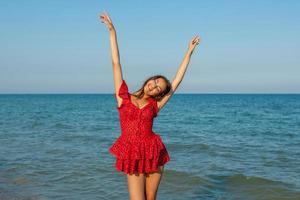 junge Glücksfrau auf dem Meer foto