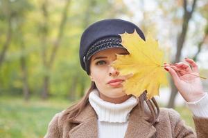 schöne sanfte Frau im Herbstpark foto