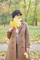 schöne sanfte Frau im Herbstpark foto