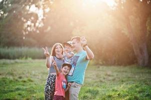 glückliche junge Familie foto