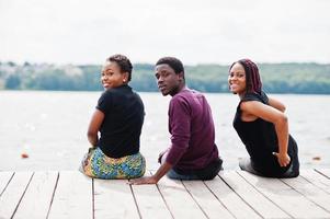 Drei afroamerikanische Freunde posierten am Pier. foto