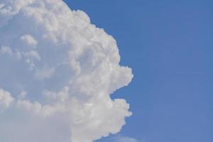 Blauer Himmel mit weißen, flauschigen Wolken, Naturhintergrund foto