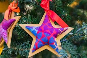 weihnachts- und neujahrsferien hintergrund. weihnachtsbaum geschmückt mit goldener schleife und sternen. feierkonzept foto