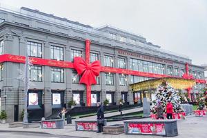 moskau, russland, 2019 - festliche dekorationen des universellen zentralen kaufhauses tsum. foto