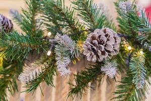 weihnachts- und neujahrsferien hintergrund. weihnachtsbaum geschmückt mit kegeln und kugeln. feierkonzept foto