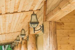 Holzterrasse mit Straßenlaternen in einer Reihe, selektiver Fokus foto