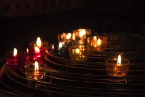 Kerzenlicht in der Kirche foto