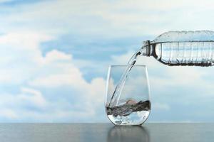 Wasser spritzt nach dem Gießen von Wasser in ein transparentes Glas foto