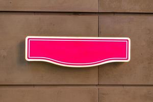 leeres beleuchtetes rotes straßenschild nachts foto