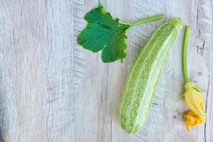 Nahaufnahme der frisch eingelegten Gemüseernte - Paprika, Bohrer und Tomaten auf Holztisch. rustikaler Stil. organisches gesundes lebensmittelkonzept mit kopienraum foto