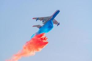 zhukovsky, russland, 2019 - beriev be-200 fliegende feuerbekämpfung aus der luft gießen wasser über das feuer für einen demoflug foto