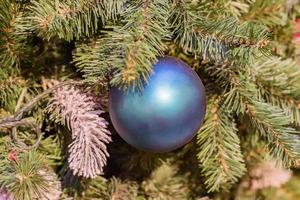 weihnachts- und neujahrsferien hintergrund. weihnachtsbaum mit blauer kugel geschmückt. feierkonzept foto