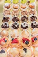 Schaufenster der Konditorei mit einer Auswahl an Desserts und Kuchen, selektiver Fokus foto
