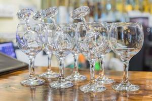Mehrere Gläser auf dem Tisch. leeres sauberes glas für wein und kurze getränke an der bar. selektiver Fokus foto