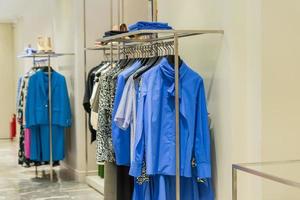 Geschäft für luxuriöse und modische Damenbekleidung. trendige blaue Farbe foto