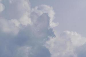 grauer Himmel mit dramatischen Wolken vor dem Sturm foto