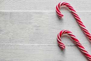 traditionelle Zuckerstangen auf Holzhintergrund. neujahrs- und weihnachtskonzept foto