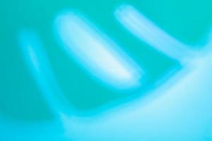 Draufsicht auf tropischen Blatt-Monstera-Schatten auf neonblauem Hintergrund. flach liegen. sommerkonzept mit palmenblatt, copyspace foto