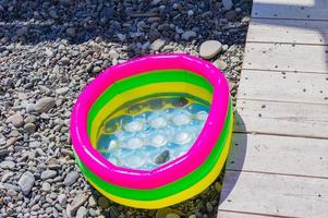 farbenfrohes Schwimmbad für Kinder am Strand. foto