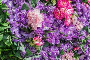 Blumenhintergrund. dekorative wand aus künstlich blühenden pfingstrosen in rosa und lila farben foto