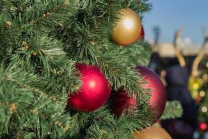 weihnachts- und neujahrsferien hintergrund. Weihnachtsbaum mit Kugeln und Girlanden geschmückt foto