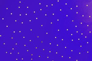 blauer hintergrund mit glitzer und goldenen sternen konfetti mit kopierraum. festlicher feiertag heller hintergrund foto