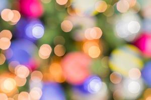 abstrakte verschwommene lichter auf hintergrund in den farben blau, lila, orange. - weihnachtsfeierkonzept foto