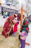 Region Moskau, Russland, 2018 - Feier der russischen Fastnacht. Kinder spielen russische Riesen auf dem Feld foto