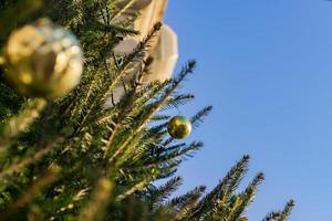 weihnachts- und neujahrsferien hintergrund. Weihnachtsbaum mit goldenen Kugeln geschmückt. feierkonzept foto