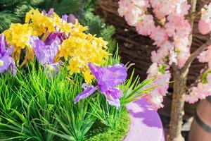 farbenfrohe Dekoration durch künstliche Blumen im Freien foto