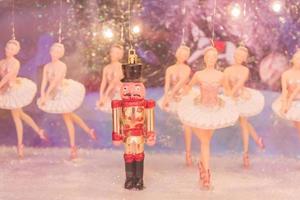 weihnachtsnussknacker spielzeugsoldat und balerinapuppen auf der bühne. berühmte russische ballettinstallation. foto