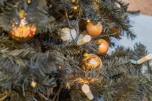 weihnachts- und neujahrsferien hintergrund. Weihnachtsbaum mit goldenen Kugeln geschmückt. feierkonzept foto