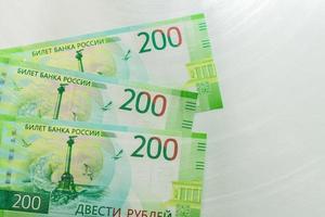 neue russische Banknoten auf weißem Hintergrund. zweihundert Rubel. Bargeld Papiergeld. foto